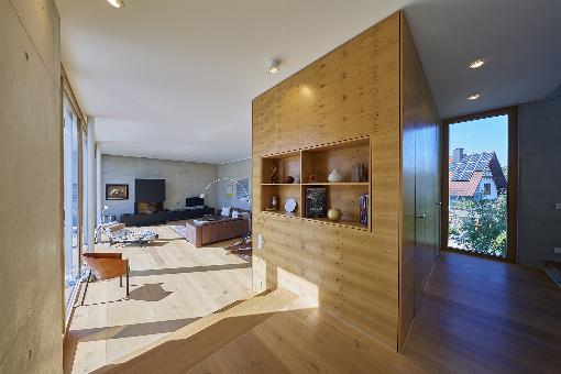 Bilder 1+2: Hier entfaltet das Furnier der Asteiche seine au�ergew�hnliche Wi...